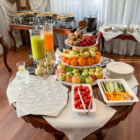 Gregory Boutique Hotel تشيسيناو المظهر الخارجي الصورة A buffet at a hotel