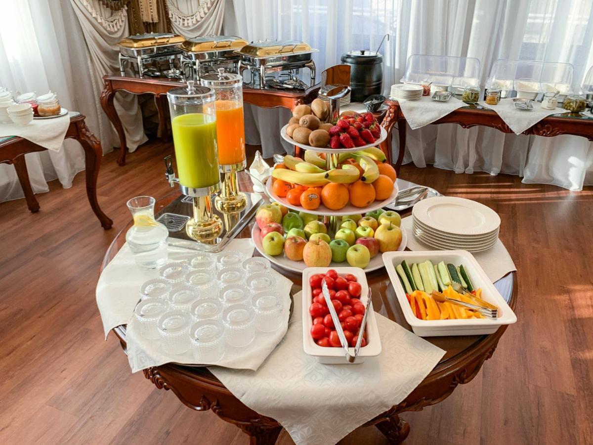 Gregory Boutique Hotel تشيسيناو المظهر الخارجي الصورة A buffet at a hotel