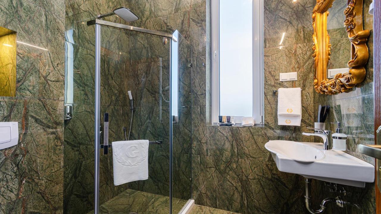 Gregory Boutique Hotel تشيسيناو المظهر الخارجي الصورة A shower enclosure