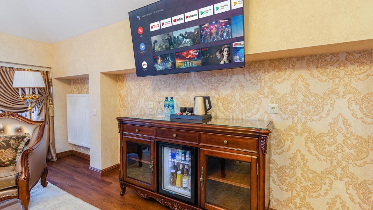 Gregory Boutique Hotel تشيسيناو المظهر الخارجي الصورة A television mounted on a wall