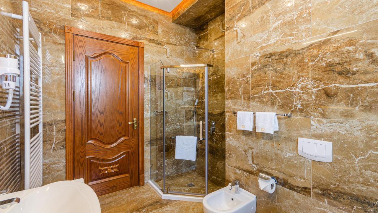 Gregory Boutique Hotel تشيسيناو المظهر الخارجي الصورة A shower enclosure
