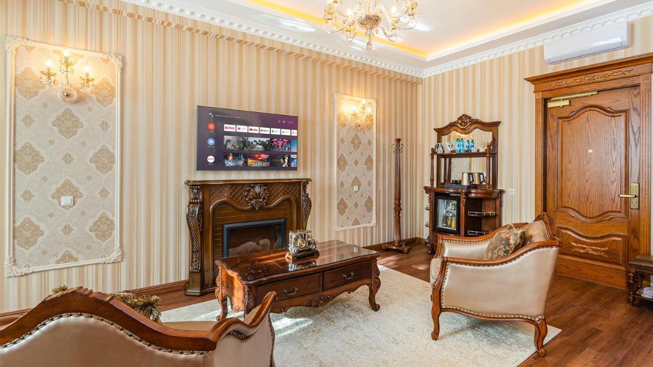 Gregory Boutique Hotel تشيسيناو المظهر الخارجي الصورة A living room with a fireplace
