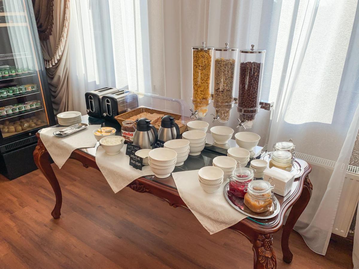 Gregory Boutique Hotel تشيسيناو المظهر الخارجي الصورة A breakfast buffet
