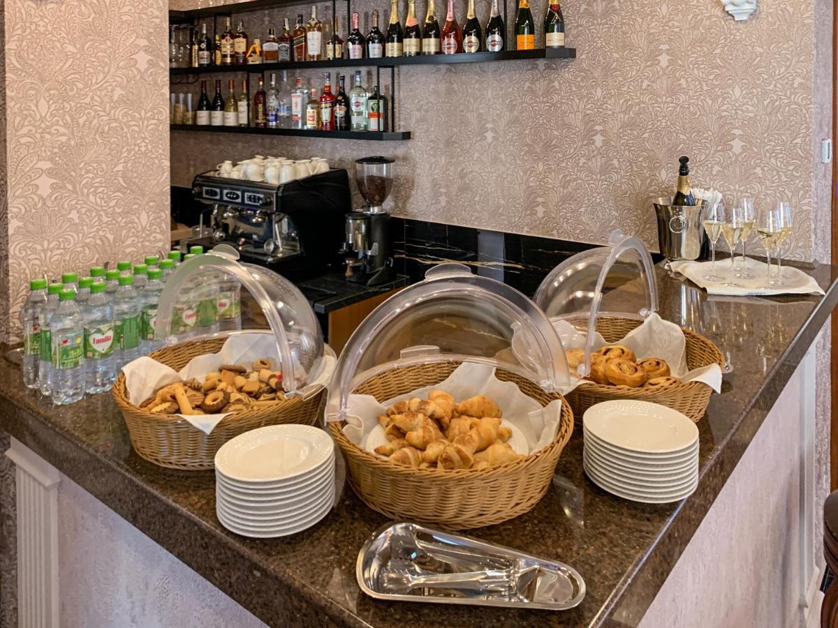 Gregory Boutique Hotel تشيسيناو المظهر الخارجي الصورة A buffet at a hotel