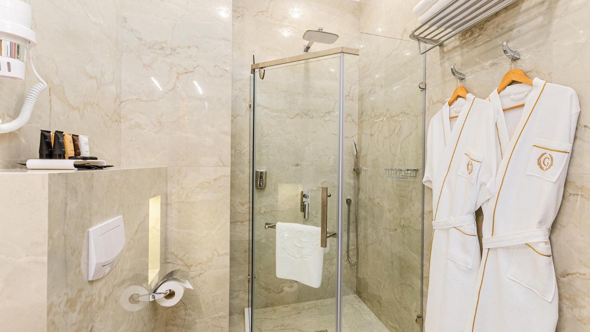 Gregory Boutique Hotel تشيسيناو المظهر الخارجي الصورة A shower with a sliding door